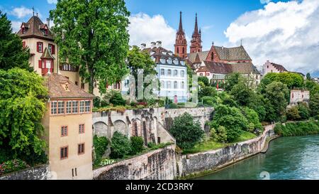 Basler Stadtbild-Panorama mit bunter Altstadt-Skyline und Häusern Am Rheinufer in Basel Schweiz Stockfoto