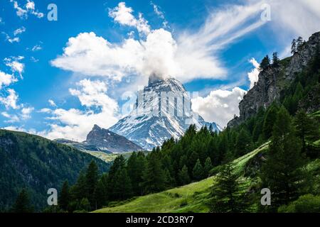 Panoramablick auf den Matterhorn-Gipfel mit Schneewolken Blauer Himmel und grüne Natur im Sommer in Zermatt Schweiz Stockfoto