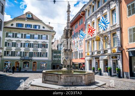 Luzern Schweiz , 29 Juni 2020 : Luzerner Altstadt mit Blick auf die Straße mit Weinmarkt und Brunnen Krone Hotel in Luzern Schweiz Stockfoto