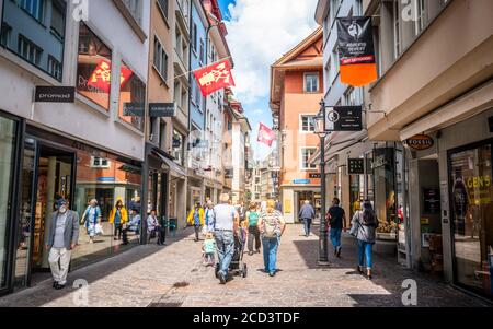 Luzern Schweiz , 29. Juni 2020 : Hauptfußgängerzone Weggisgasse mit Touristen im Sommer in der Luzerner Altstadt Schweiz Stockfoto