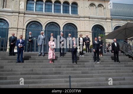 Gruppenbild mit allen Preisträgern mit Ministerpräsident Armin LASCHET, CDU, und den Preisträgern Dr. Johannes Georg Bednorz, Nobelpreisträger, Physiker, Helmut Brühl, Musiker, Chordirektor, Prof. Dr. Reinhold Ewald, Raumfahrer, Astronaut, Kosmonauten, Hans-Günther Faschies, Wanderer, Mario Goetze, Fußballspieler, Prof. Dr. Dieter Haeussinger, Jochen Kienbaum, Unternehmensberaterin, Monsignore Peter Kossen, setzt sich für menschenwürdige Arbeitsbedingungen ein, Ruth KUEHN, engagiert sich für Obdachlose und Flüchtlinge, Erika MEYER zu DREWER, Kinderbildungswerk Meckenheim, Maria Prinzessin zur LIPPE und Ste Stockfoto