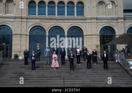 Gruppenbild mit allen Preisträgern mit Ministerpräsident Armin LASCHET, CDU, und den Preisträgern Dr. Johannes Georg Bednorz, Nobelpreisträger, Physiker, Helmut Brühl, Musiker, Chordirektor, Prof. Dr. Reinhold Ewald, Raumfahrer, Astronaut, Kosmonauten, Hans-Günther Faschies, Wanderer, Mario Goetze, Fußballspieler, Prof. Dr. Dieter Haeussinger, Jochen Kienbaum, Unternehmensberaterin, Monsignore Peter Kossen, setzt sich für menschenwürdige Arbeitsbedingungen ein, Ruth KUEHN, engagiert sich für Obdachlose und Flüchtlinge, Erika MEYER zu DREWER, Kinderbildungswerk Meckenheim, Maria Prinzessin zur LIPPE und Ste Stockfoto