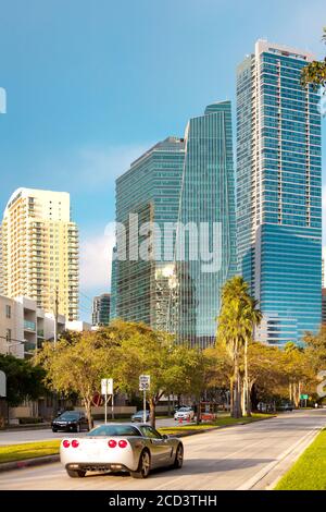 Brickell District, Miami, Florida, USA - Luxus-Sportwagen an der Brickell Avenue vor der Skyline von Bürogebäuden. Stockfoto