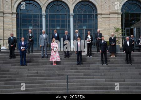 Gruppenbild mit allen Preisträgern mit Ministerpräsident Armin LASCHET, CDU, und den Preisträgern Dr. Johannes Georg Bednorz, Nobelpreisträger, Physiker, Helmut Brühl, Musiker, Chordirektor, Prof. Dr. Reinhold Ewald, Raumfahrer, Astronaut, Kosmonauten, Hans-Günther Faschies, Wanderer, Mario Goetze, Fußballspieler, Prof. Dr. Dieter Haeussinger, Jochen Kienbaum, Unternehmensberaterin, Monsignore Peter Kossen, setzt sich für menschenwürdige Arbeitsbedingungen ein, Ruth KUEHN, engagiert sich für Obdachlose und Flüchtlinge, Erika MEYER zu DREWER, Kinderbildungswerk Meckenheim, Maria Prinzessin zur LIPPE und Ste Stockfoto