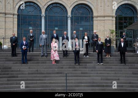 Gruppenbild mit allen Preisträgern mit Ministerpräsident Armin LASCHET, CDU, und den Preisträgern Dr. Johannes Georg Bednorz, Nobelpreisträger, Physiker, Helmut Brühl, Musiker, Chordirektor, Prof. Dr. Reinhold Ewald, Raumfahrer, Astronaut, Kosmonauten, Hans-Günther Faschies, Wanderer, Mario Goetze, Fußballspieler, Prof. Dr. Dieter Haeussinger, Jochen Kienbaum, Unternehmensberaterin, Monsignore Peter Kossen, setzt sich für menschenwürdige Arbeitsbedingungen ein, Ruth KUEHN, engagiert sich für Obdachlose und Flüchtlinge, Erika MEYER zu DREWER, Kinderbildungswerk Meckenheim, Maria Prinzessin zur LIPPE und Ste Stockfoto