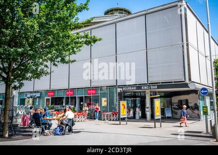 Luzern Schweiz , 29. Juni 2020 : Menschen auf einer Restaurantterrasse vor dem Bourbaki-Panoramagebäude mit Eingangsblick in Luzern Schweiz Stockfoto