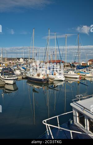 Yachten und kleine Segelboote in Arbroath Harbour Angus Schottland Stockfoto