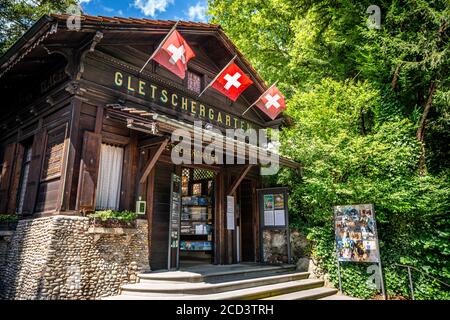 Luzern Schweiz , 29. Juni 2020 : Eingang Gletschergarten oder Gletschergarten und Museum mit Schweizer Fahnen in Luzern Schweiz Stockfoto