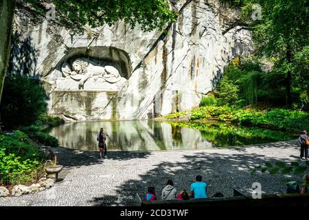 Luzern Schweiz , 29. Juni 2020 : Weitwinkelansicht des Löwendenkmals und Pool mit Touristen um ihn herum in Luzern Schweiz Stockfoto