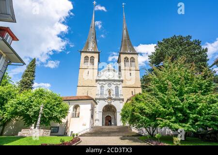 Vorderansicht der Hofkirche St. Leodegar In Luzern Schweiz Stockfoto