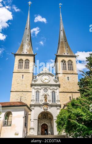 Vertikale Ansicht der Hofkirche St. Leodegar in Luzern Schweiz Stockfoto