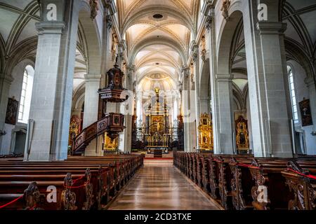 Luzern Schweiz , 29. Juni 2020 : Innenansicht der Hofkirche St. Leodegar in Luzern Schweiz Stockfoto