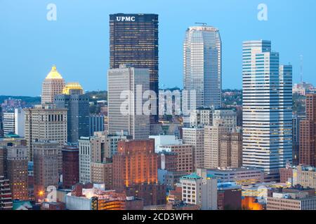 Pittsburgh, Pennsylvania, USA - Panoramablick auf Wolkenkratzer im zentralen Geschäftsviertel von Pittsburgh in der Abenddämmerung. Stockfoto