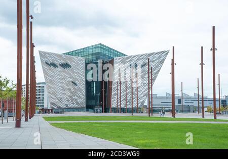 Belfast, Nordirland - 03. August 2019. Titanic Belfast Museum auf dem Gelände der ehemaligen Harland & Wolff Werft, Stockfoto