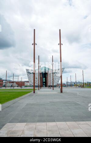 Belfast, Nordirland - 03. August 2019. Titanic Belfast Museum auf dem Gelände der ehemaligen Harland & Wolff Werft, Stockfoto