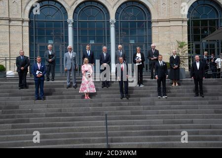 Gruppenbild mit allen Preisträgern mit Ministerpräsident Armin LASCHET, CDU, und den Preisträgern Dr. Johannes Georg Bednorz, Nobelpreisträger, Physiker, Helmut Brühl, Musiker, Chordirektor, Prof. Dr. Reinhold Ewald, Raumfahrer, Astronaut, Kosmonauten, Hans-Günther Faschies, Wanderer, Mario Goetze, Fußballspieler, Prof. Dr. Dieter Haeussinger, Jochen Kienbaum, Unternehmensberaterin, Monsignore Peter Kossen, setzt sich für menschenwürdige Arbeitsbedingungen ein, Ruth KUEHN, engagiert sich für Obdachlose und Flüchtlinge, Erika MEYER zu DREWER, Kinderbildungswerk Meckenheim, Maria Prinzessin zur LIPPE und Ste Stockfoto