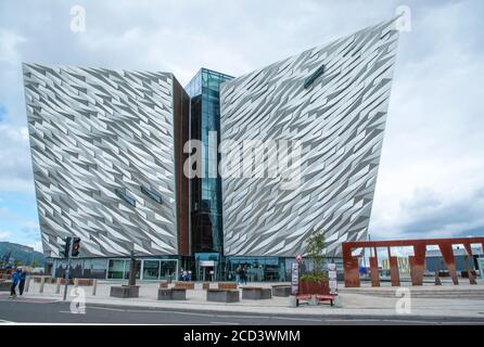 Belfast, Nordirland - 03. August 2019. Titanic Belfast Museum auf dem Gelände der ehemaligen Harland & Wolff Werft, Stockfoto