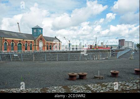 Belfast, Nordirland, Großbritannien - 03. August 2020. Titanic Trockendock und Pumpenhaus Gebäude Stockfoto