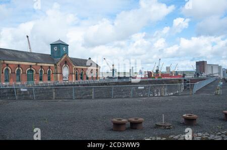 Belfast, Nordirland, Großbritannien - 03. August 2020. Titanic Trockendock und Pumpenhaus Gebäude Stockfoto
