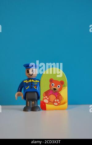 POZNAN, POLEN - 28. Dez 2017: Spielende Briefträger Figur mit einer Karte mit einer Bärendarstellung. Stockfoto