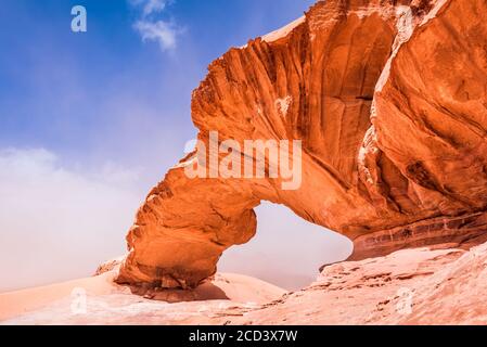 Wadi Rum, Jordanien. Kharaz Felsbrücke Weltwunder im Tal des Mondes von Arabien Wüste. Stockfoto