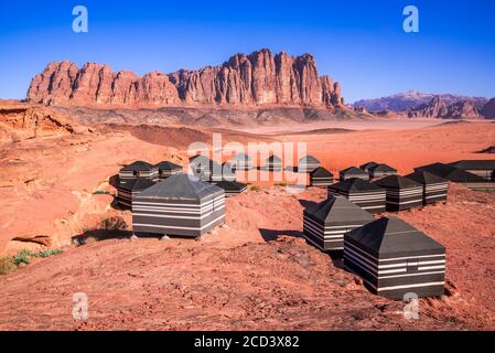 Wadi Rum, Jordanien. Tal des Mondes mit El Qattar Berg und beduinen Lager Weltwunder in Arabia Desert. Stockfoto