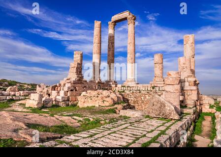 Amman, Jordanien. Die Zitadelle und der Tempel des Herkules der Zitadelle Amman, Jabal al-Qal'a Sonnenuntergang Licht. Stockfoto