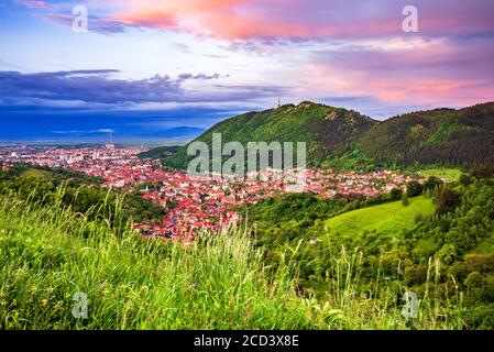 Brasov, Rumänien. Panoramablick auf Brasov Innenstadt von Belvedere mit Tampa Mountain Blue Hour atemberaubende Landschaft. Stockfoto