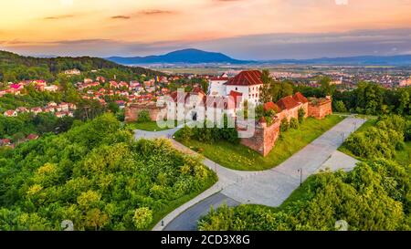 Brasov, Siebenbürgen - atemberaubende Aussicht auf den Sonnenaufgang von der Zitadelle, mittelalterliche Festung in Rumänien Stockfoto