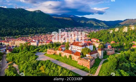 Brasov, Siebenbürgen - atemberaubende Aussicht auf den Sonnenaufgang von der Zitadelle, mittelalterliche Festung in Rumänien Stockfoto