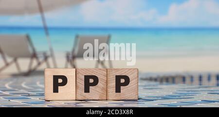 Drei Holzwürfel mit Buchstaben PPP am Meeresstrand. Geschäftskonzept Stockfoto