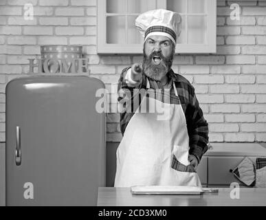 Junger gutaussehender Koch Mann feiert verrückt und verrückt für den Erfolg mit erhobenen Armen und geschlossenen Augen schreien aufgeregt. Gewinner-Konzept. Stockfoto