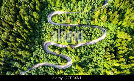 Sinaia, Rumänien. Windige Straße in den Karpaten, Bucegi. Stockfoto