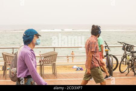 Las Palmas, Gran Canaria, Kanarische Inseln, Spanien. August 2020. Touristen am Stadtstrand in Las Palmas auf Gran Canaria. Mit Covid 19 Fällen steigt auf Gran Canaria, hat die lokale Regierung verboten Joggen auf der Strandpromenade während des Tages sowie Sonnenbaden am Strand bei Flut zu verhindern, dass Gedränge. Im August wurden auf Gran Canaria mehr neue Coronavirus-Fälle registriert als in den Monaten März bis August zusammen. Mehr als 100 der neuen Fälle wurden auf eine Disco in der Hauptstadt Las Palmas zurückgeführt. Kredit: Alan Dawson/Alamy Live Nachrichten Stockfoto