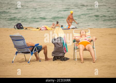 Las Palmas, Gran Canaria, Kanarische Inseln, Spanien. August 2020. Touristen am Stadtstrand in Las Palmas auf Gran Canaria. Mit Covid 19 Fällen steigt auf Gran Canaria, hat die lokale Regierung verboten Joggen auf der Strandpromenade während des Tages sowie Sonnenbaden am Strand bei Flut zu verhindern, dass Gedränge. Im August wurden auf Gran Canaria mehr neue Coronavirus-Fälle registriert als in den Monaten März bis August zusammen. Mehr als 100 der neuen Fälle wurden auf eine Disco in der Hauptstadt Las Palmas zurückgeführt. Kredit: Alan Dawson/Alamy Live Nachrichten Stockfoto