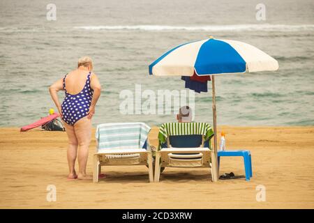 Las Palmas, Gran Canaria, Kanarische Inseln, Spanien. August 2020. Touristen am Stadtstrand in Las Palmas auf Gran Canaria. Mit Covid 19 Fällen steigt auf Gran Canaria, hat die lokale Regierung verboten Joggen auf der Strandpromenade während des Tages sowie Sonnenbaden am Strand bei Flut zu verhindern, dass Gedränge. Im August wurden auf Gran Canaria mehr neue Coronavirus-Fälle registriert als in den Monaten März bis August zusammen. Mehr als 100 der neuen Fälle wurden auf eine Disco in der Hauptstadt Las Palmas zurückgeführt. Kredit: Alan Dawson/Alamy Live Nachrichten Stockfoto