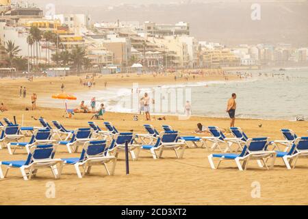 Las Palmas, Gran Canaria, Kanarische Inseln, Spanien. August 2020. Ein ruhiger Tag am Stadtstrand in Las Palmas auf Gran Canaria. Mit Covid 19 Fällen steigt auf Gran Canaria, hat die lokale Regierung verboten Joggen auf der Strandpromenade während des Tages sowie Sonnenbaden am Strand bei Flut zu verhindern, dass Gedränge. Im August wurden auf Gran Canaria mehr neue Coronavirus-Fälle registriert als in den Monaten März bis August zusammen. Mehr als 100 der neuen Fälle wurden auf eine Disco in der Hauptstadt Las Palmas zurückgeführt. Kredit: Alan Dawson/Alamy Live Nachrichten Stockfoto