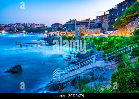 Sozopol, Bulgarien. Idyllische Landschaft mit antiken Mauern von Apollonia und Schwarzmeerküste. Stockfoto