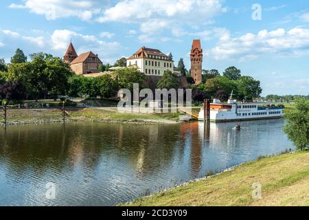 Burg Tangermünde an Tanger und Elbe in Tangermünde, Sachsen-Anhalt, Deutschland Schloss Tangermünde an Elbe und Tanger in Tangermünde, Sachsen Stockfoto