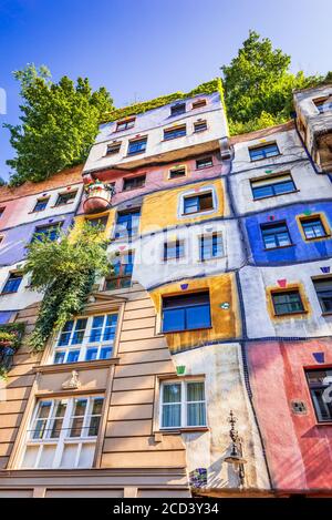Wien, Österreich - August 2015: Hundertwasserhaus ist ein Wohnhaus, Idee und Konzept des österreichischen Künstlers Friedensreich Hundertwasser, Wien. Stockfoto