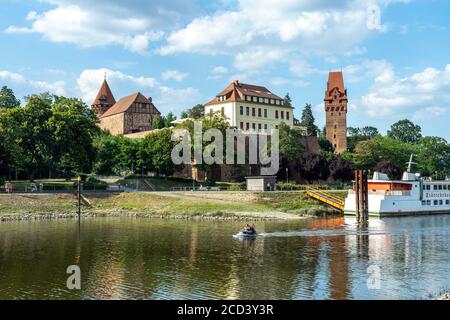 Burg Tangermünde an Tanger und Elbe in Tangermünde, Sachsen-Anhalt, Deutschland Schloss Tangermünde an Elbe und Tanger in Tangermünde, Sachsen Stockfoto