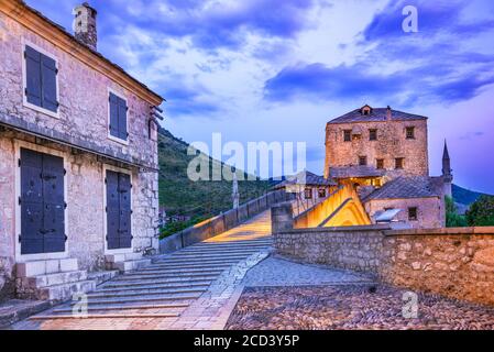 Mostar, Altstadt, Bosnien und Herzegowina, Europa. Skyline von Mostar mit der Stari Most Brücke, Häusern und Minaretten, bei Sonnenaufgang. Stockfoto