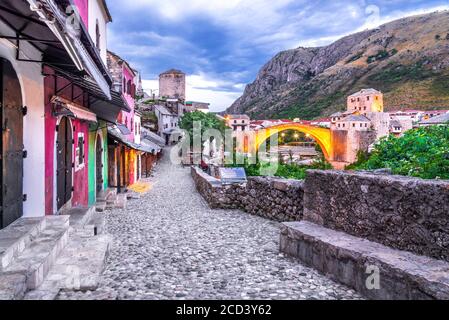 Mostar, Altstadt, Bosnien und Herzegowina, Europa. Skyline von Mostar mit der Stari Most Brücke, Häusern und Minaretten, bei Sonnenaufgang. Stockfoto