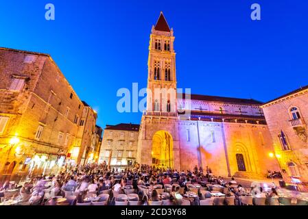 Trogir, Kroatien - August 2016: Trogir ist ein UNESCO-Weltkulturerbe, ist einer der meistbesuchten Orte in Dalmatien, Kroatien. Stockfoto