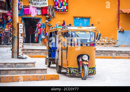 Ollantaytambo, Peru - 27. April 2017: Innenstadt der kleinen mittelalterlichen Stadt Ollantaytambo, mit Inka-Ruinen auf den Anden. Stockfoto