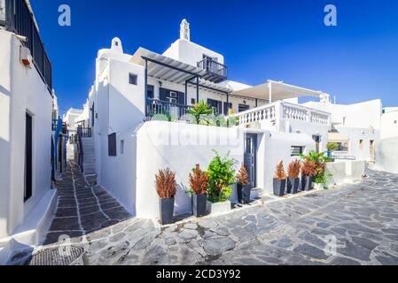 Mykonos, Griechenland. Blick auf die weiß getünchte kykladenstraße in der wunderschönen Stadt Mykonos, griechische Inseln der Kykladen. Stockfoto