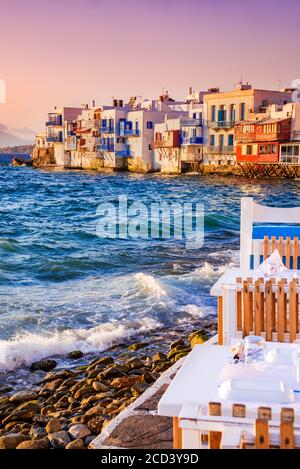 Mykonos, Griechenland. Typisch griechische Taverne in Little Venice Teil der griechischen Inseln an der Ägäis. Stockfoto