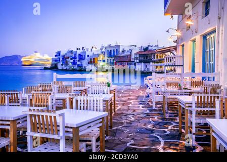 Little Venice, Mykonos. Typische griechische Taverne auf den Kykladen Inseln, Teil von Griechenland an der Ägäis. Stockfoto