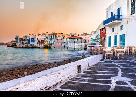 Little Venice, Mykonos. Typische griechische Taverne auf den Kykladen Inseln, Teil von Griechenland an der Ägäis. Stockfoto