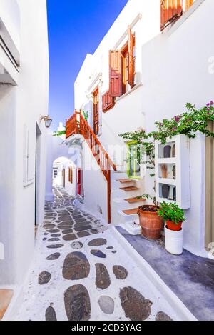 Mykonos, Griechenland. Blick auf die weiß getünchte kykladenstraße in der wunderschönen Stadt Mykonos, griechische Inseln der Kykladen. Stockfoto